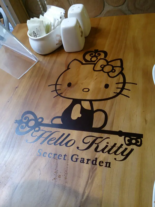 連張檯都印埋Hello Kitty