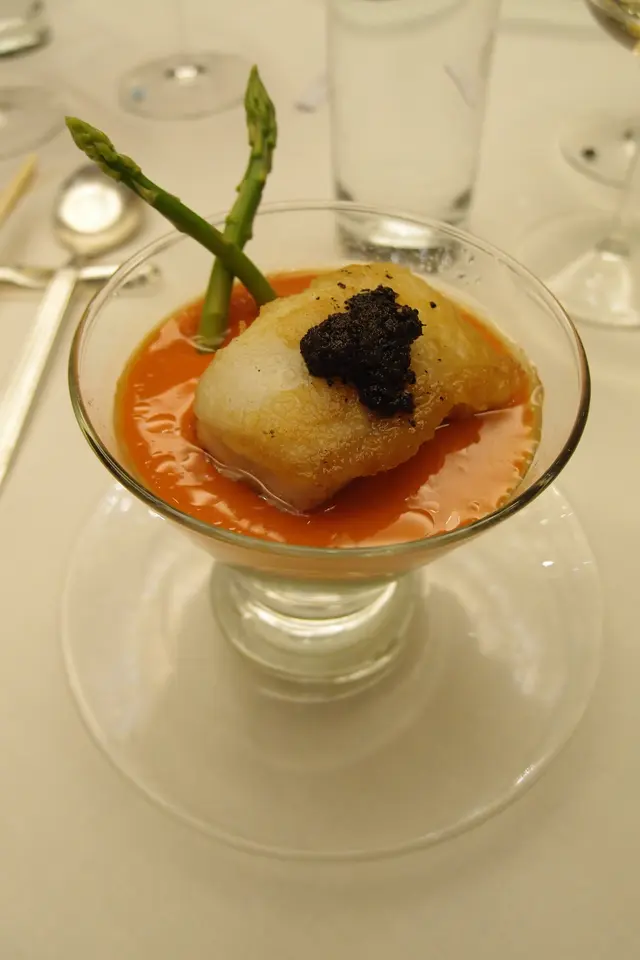 雪嶺紅梅映松露