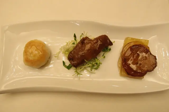 煎蟹肉餅、和牛卷及薑凍金錢雞