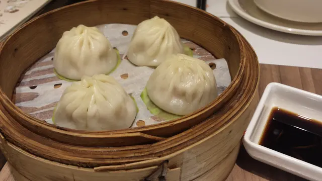 以青蘿蔔氈底,夾小籠包不會穿皮漏湯,抵讚!