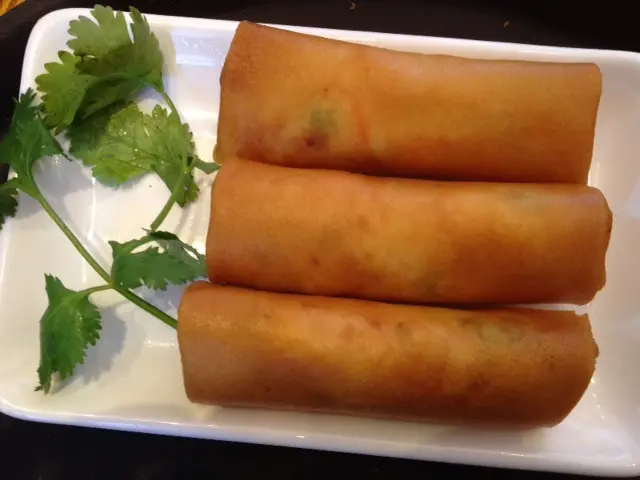 雖然春卷都是油炸，但這個的餡料很清爽