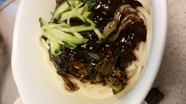 學生沉重的七十元炸醬麵~