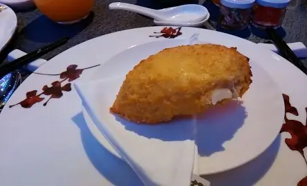 蟹味非常香濃，主要原因是蟹肉的份量足夠，配以白汁和炒香的洋蔥等配料，其實是極西式的煮法，好好味。不像一些酒樓在蟹蓋內又加入火腿等不倫不類的配搭。