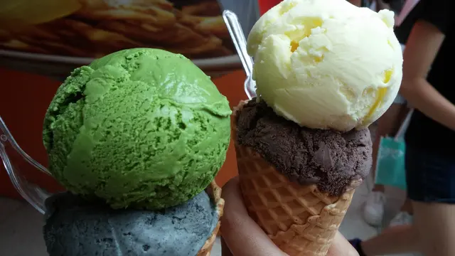 (っ´▽`)っ 烤蕃薯味雪糕球~~ (右上那個)