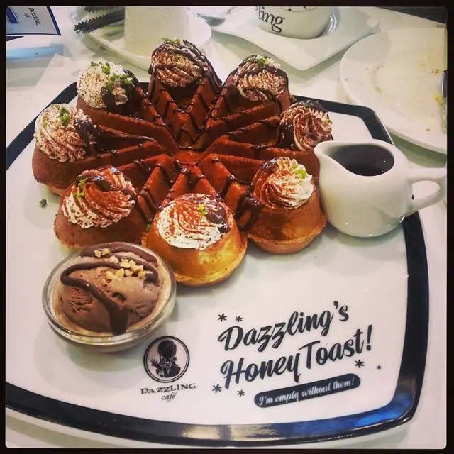 Classic Chocolate Waffle (+ mochi)