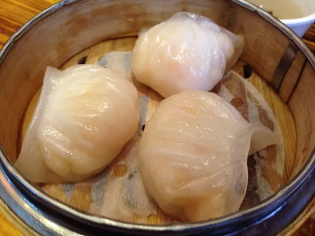 足三両蝦餃 皮薄餡正蝦新鮮！三両即係幾多我唔知 不過呢隻蝦餃餡料多到癲！