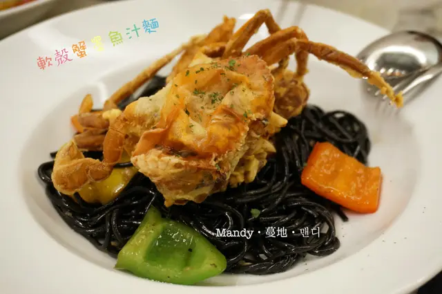 軟殻蟹墨魚汁麵