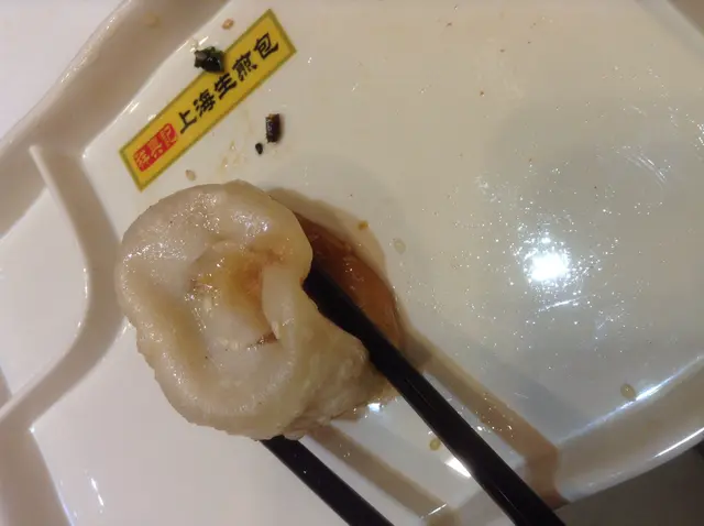 皮薄、馅靓、底脆、多汁，名不虚传。咬下一口，汁都溅了一桌。