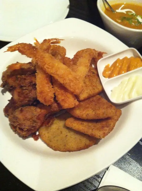 小食拼盤 (烤雞、炸芝士、炸蝦同洋蔥圈)