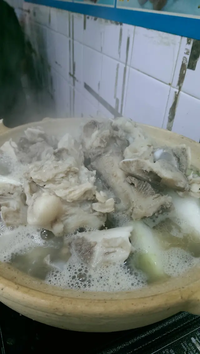 容許我加邪惡二字,就係佢令我牽腸掛肚喇。濃郁嘅胡椒湯底,根肉相連嘅大豬桶骨,仲要附上一支短吸管,用作吸啜骨髓之用,噢賣葛...