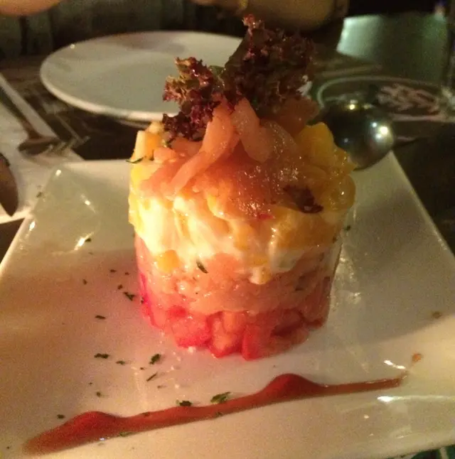 芒果配上三文魚、番茄,夏天沒什麼胃口就吃這道開開胃