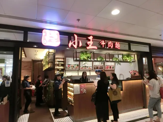 門口位置有銷售台灣食品