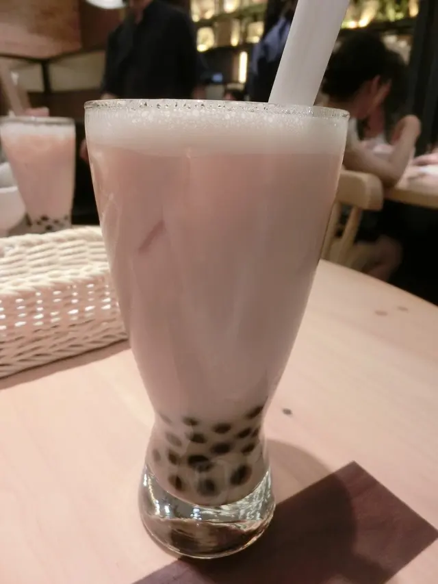 奶茶有淡淡花香味,唔會太濃又唔會太奶.可惜珍珠太硬應該係煮得唔夠熟. 蹝晒=___+