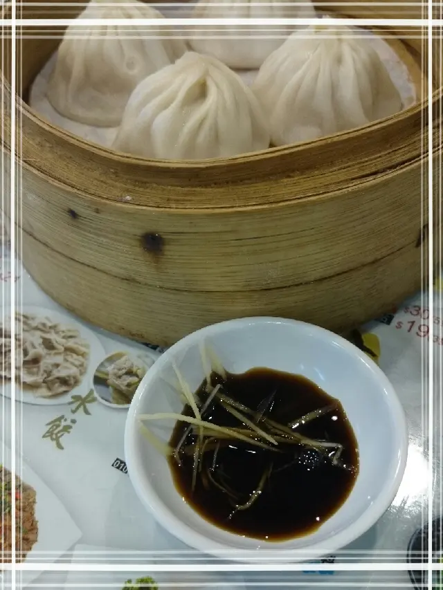 當然，唔少得我最愛的小籠包。吃的時候要小心點喔！因為小籠包不止熱騰騰，而且小籠包裡還注滿肉汁。