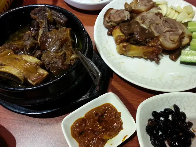 燉牛肋骨，豬手，下面甜豆