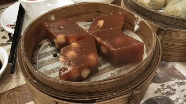 好堅, 糕的部份紅棗味極濃, 內裡有豐富份量蓮子粒, 食完感覺好養生