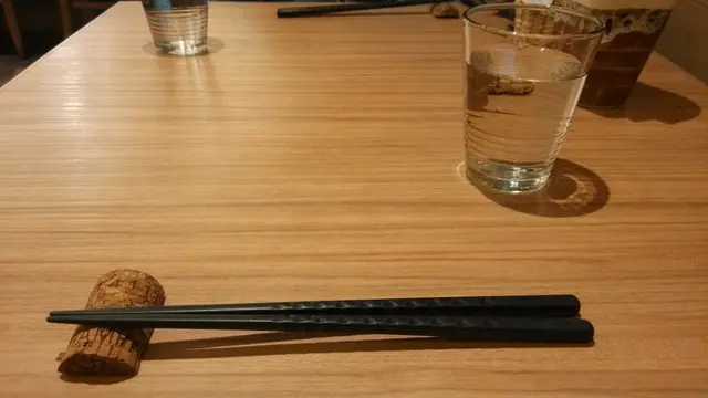 以酒樽木塞來做筷子座, 頗特別。傢俬和餐具感覺新簇乾淨