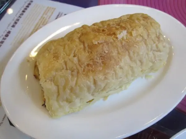 酥皮外表不美, 但美味