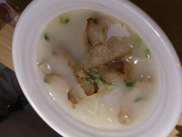 上湯豬頸肉湯檬 $42
