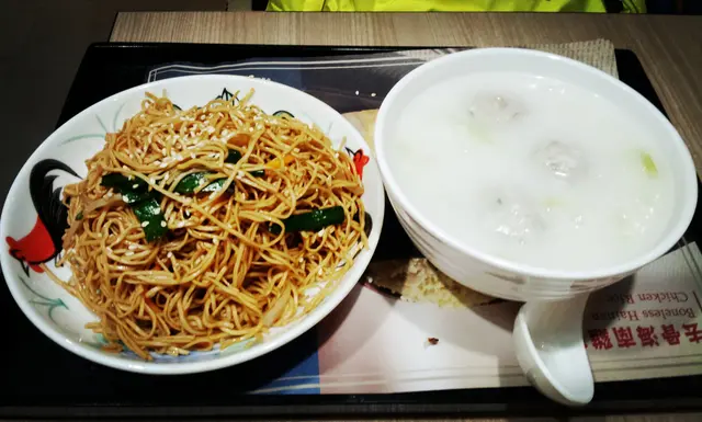 炒麵和鯪魚球粥