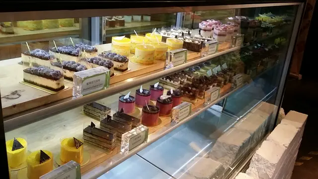 櫃裡放滿了色彩繽紛且賣相精美的蛋糕