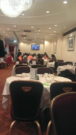 由我们坐下到走，都只得两三台客