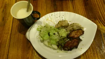 雞中翼、餃子、蔬菜沙律配熱杏霜