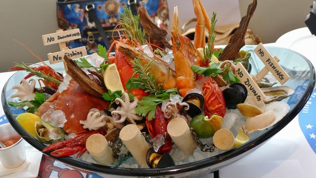 先来一盘海鲜冷盘fresh catch seafood on ice!