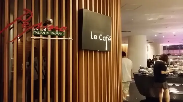 入口要經過 Le Cafe, 看到這個指示, 轉進去就到了!
