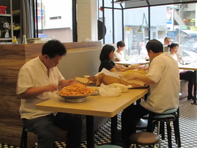 為呈上美味的雲吞麵而打拼的兩個師傅