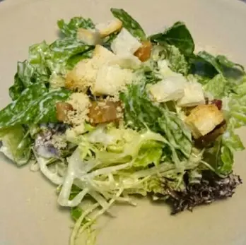 沙律中有煙肉及麵包 !