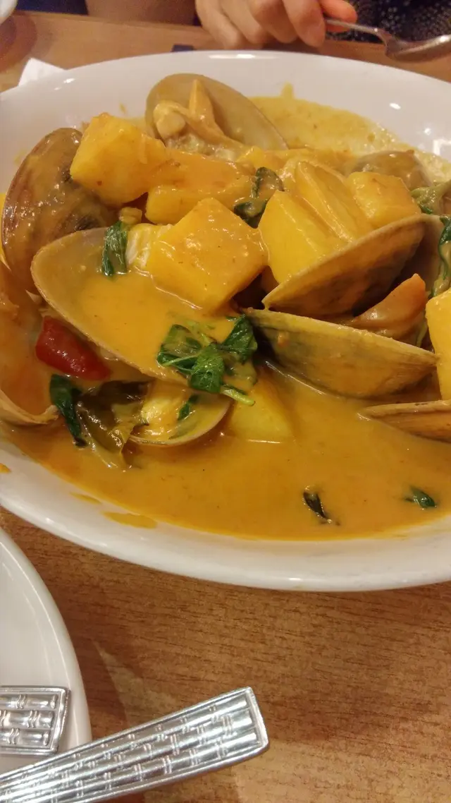 紅咖哩菠蘿炒大蜆