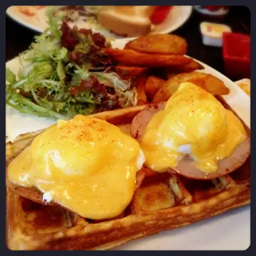 Egg benedict waffle w/ham