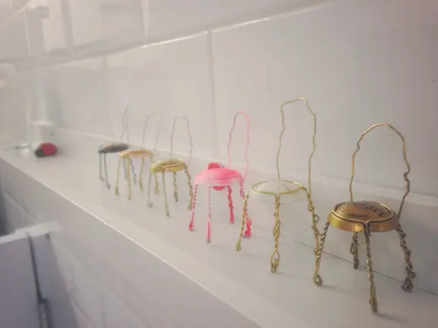 用香檳鐵線套扭成的椅子裝飾，既環保，又好看lol