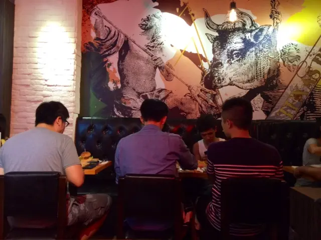 牆上的牛仔競技圖很切合餐廳的主題