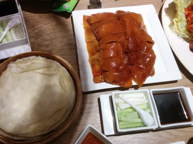 唔好食，個皮唔穌脆，肥淋淋又無乜鴨香味，d肉又老又鞋，仲衰過街市燒味檔