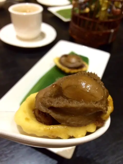 鮑魚雞粒酥 ($98/兩件)