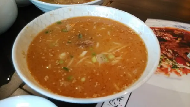 吃遍天下擔擔麵的我認為此仍中下水準, 麵太稔, 湯太多, 辣度不夠, 有點後悔點了這個