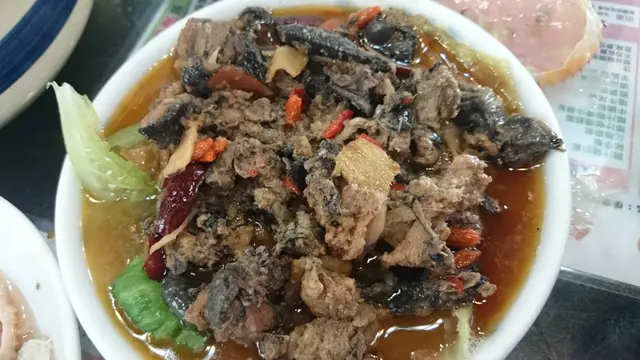今次想試新嘢, 叫咗花雕炆雞, 原本以為係好似平時食既花雕醉雞咁係浸咗花雕既白切雞, 但係原來係加咗紅棗、杞子同藥材炆既烏雞, 味道唔錯, 只係因為啲雞炆到好林同比較碎