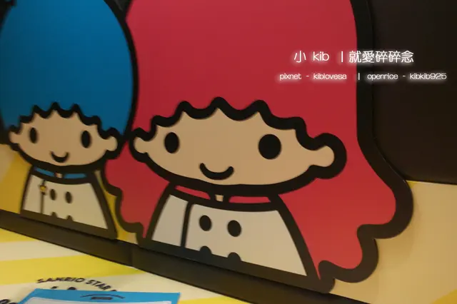 面向牆的座位能對著 Twin Star 紙板。