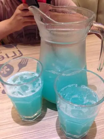 無菠蘿味, 只得個甜字的藍色無氣糖水