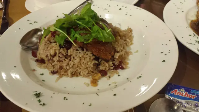 呢個紅米飯係紅莓加飯 又鹹又甜 十分奇怪