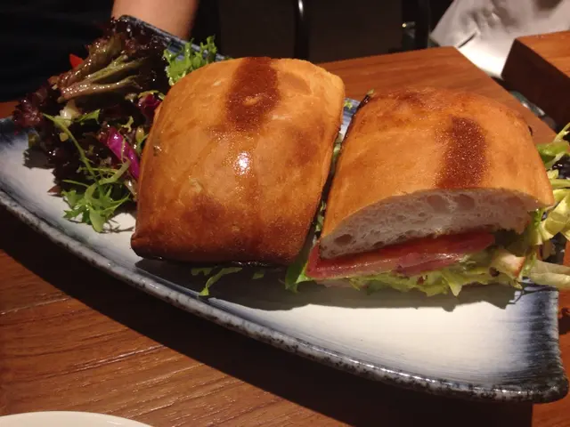 牛油果蕃茄三文治