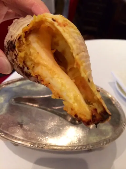 釀入餡料前，先以原粒蘑菇放入響螺內頂着