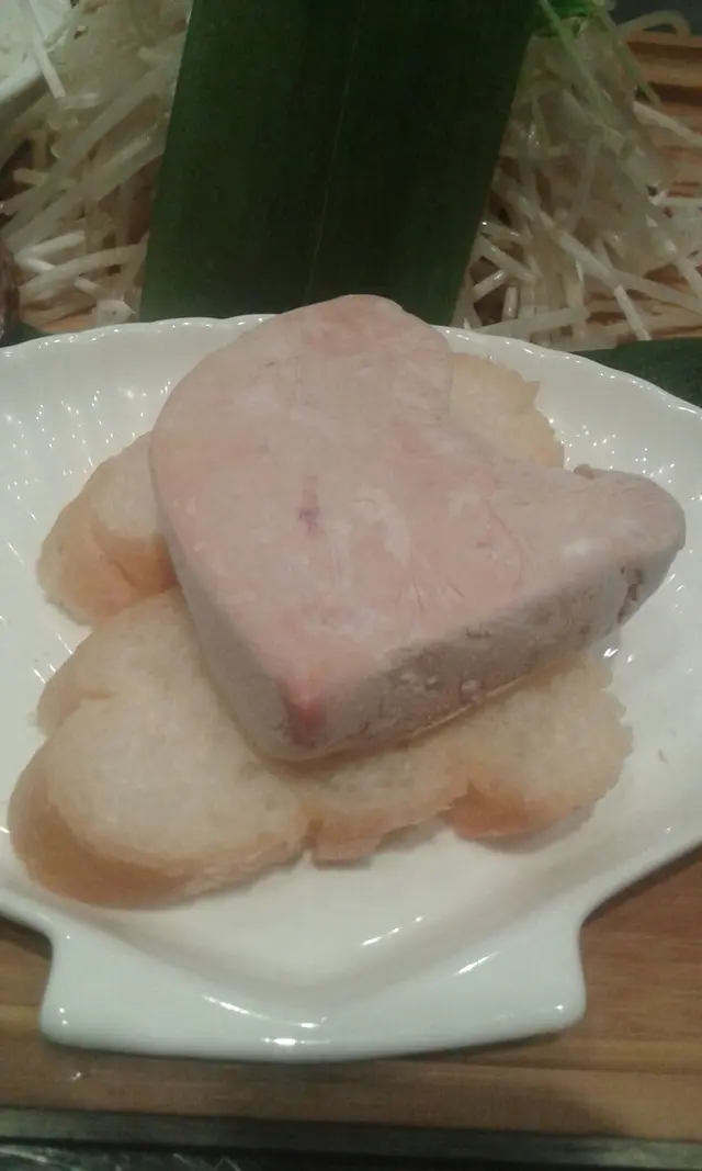 嘩！外脆內嫰，咬落去鵝肝肉溶流哂出來，必吃