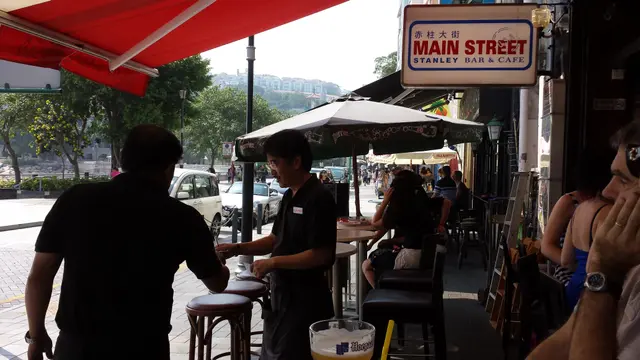 店員在落力拉客