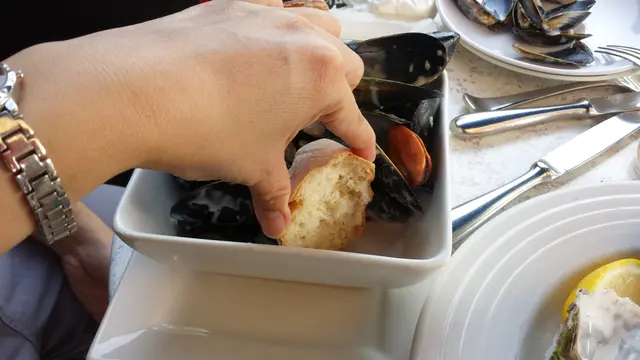 黑青口的忌廉白酒汁正好用來沾麵包吃