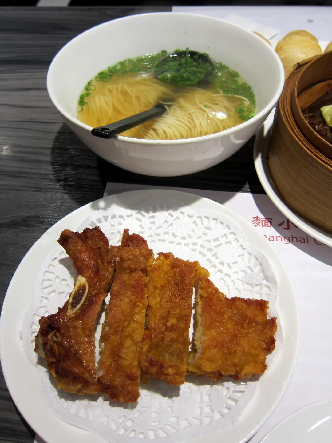 汤面就是这个上海排骨拉面,在上海食物中的上海排骨都是我们的炸猪扒