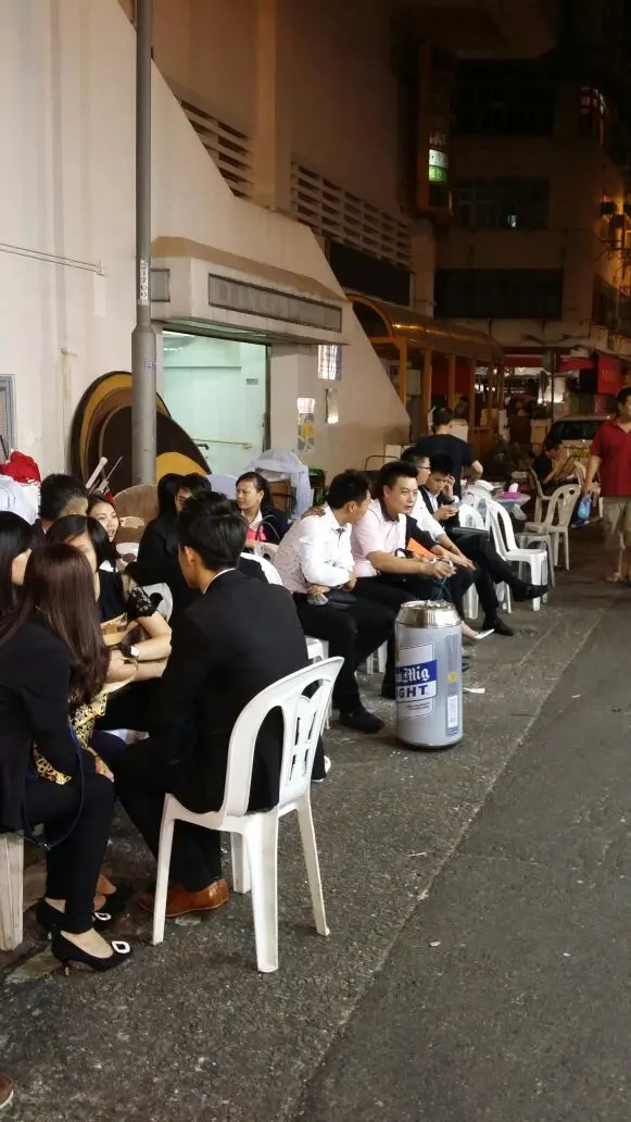 很多人等位