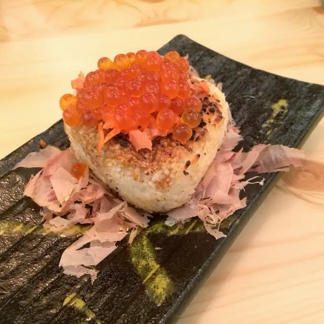 三文魚三文魚子燒飯糰